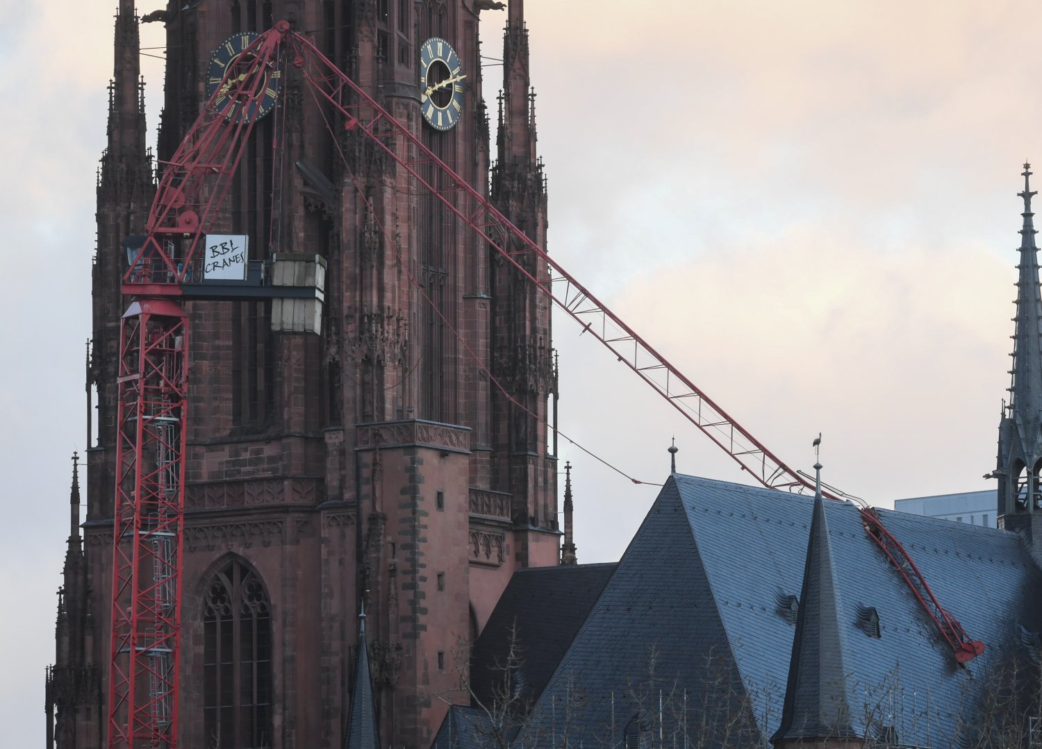 Sturm 'Sabine' sorgt für Umknicken von Kranausleger.