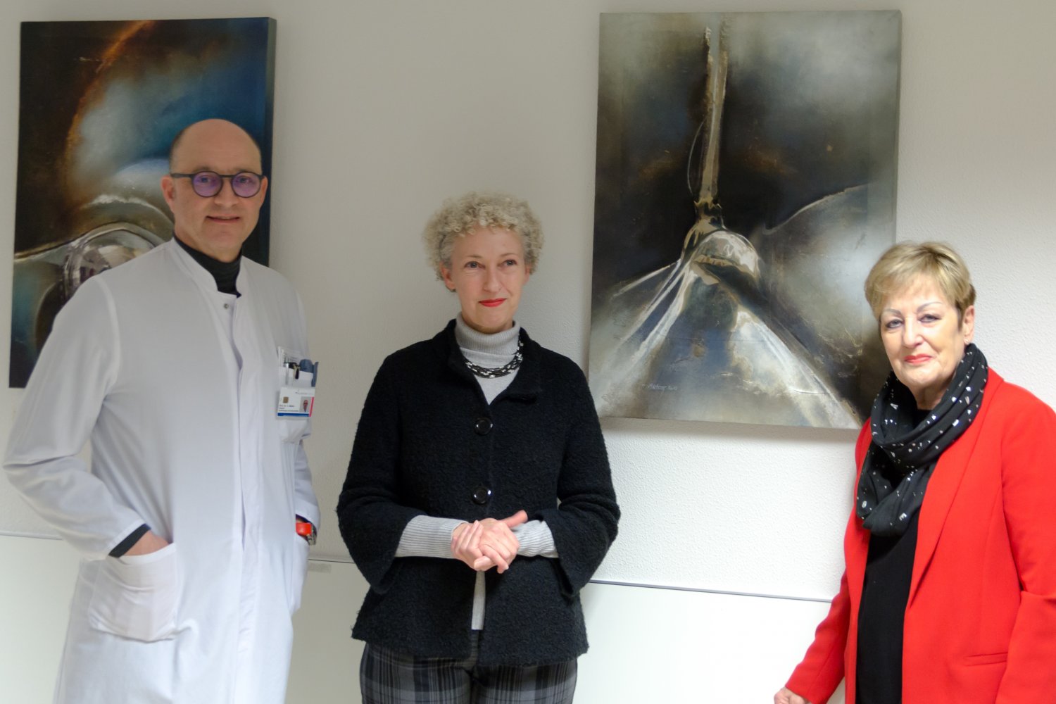 (v.l.n.r.): Prof. Dr. med. Thomas Müller, Chefarzt der Klinik für Gynäkologie und Geburtshilfe, Künstlerin Almut Martiny und Beate Funck, Stadtverordnetenvorsteherin und Patientenfürsprecherin bei der Vernissage.