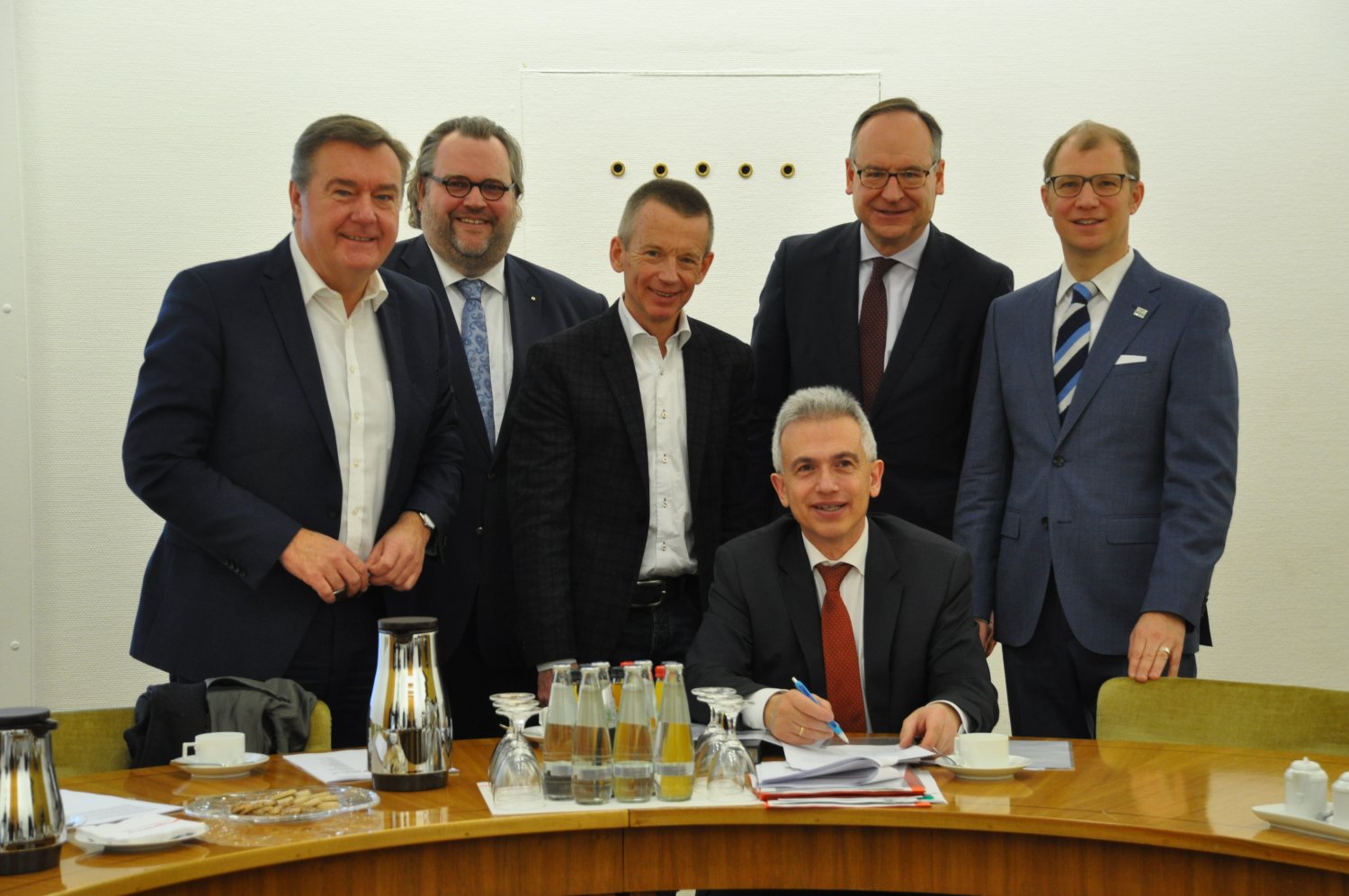Von links: OB Claus Kaminsky (Hanau), Bürgermeister Peter Freier (Offenbach), Landrat Thomas Will (Groß-Gerau), OB Peter Feldmann (Frankfurt a.M.), Landrat Oliver Quilling (Offenbach) und Landrat Jan Weckler (Wetterau)