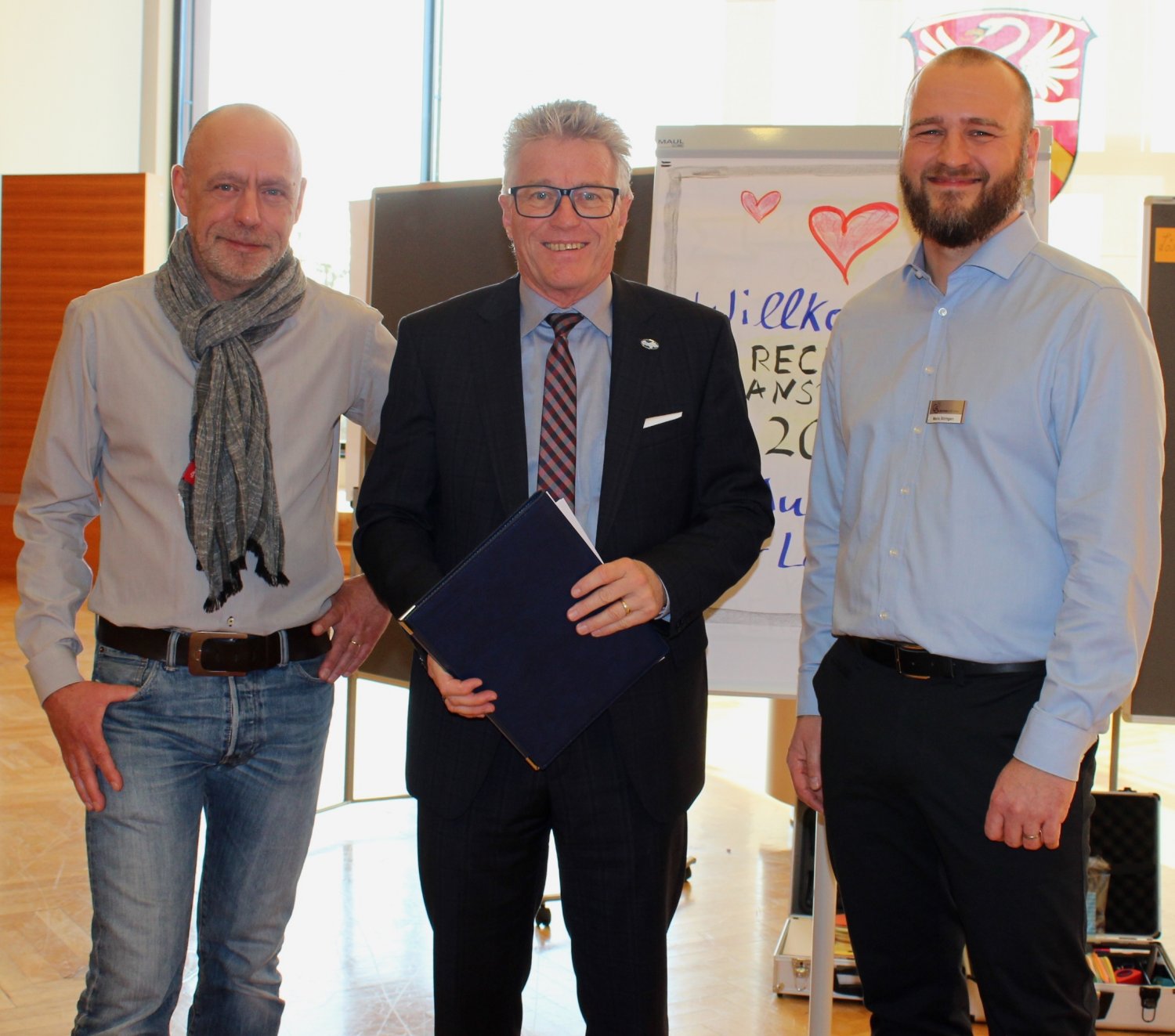 Schuldezernent Winfried Ottmann (Mitte) im Gespräch mit Friedhelm Duch, Fachbereichsleiter beim Zentrum für Kinder-, Jugend- und Familienhilfe (links) und Mario Börngen, Fachdienstleitung für Ganztagsschulen beim Kreis Gerau.