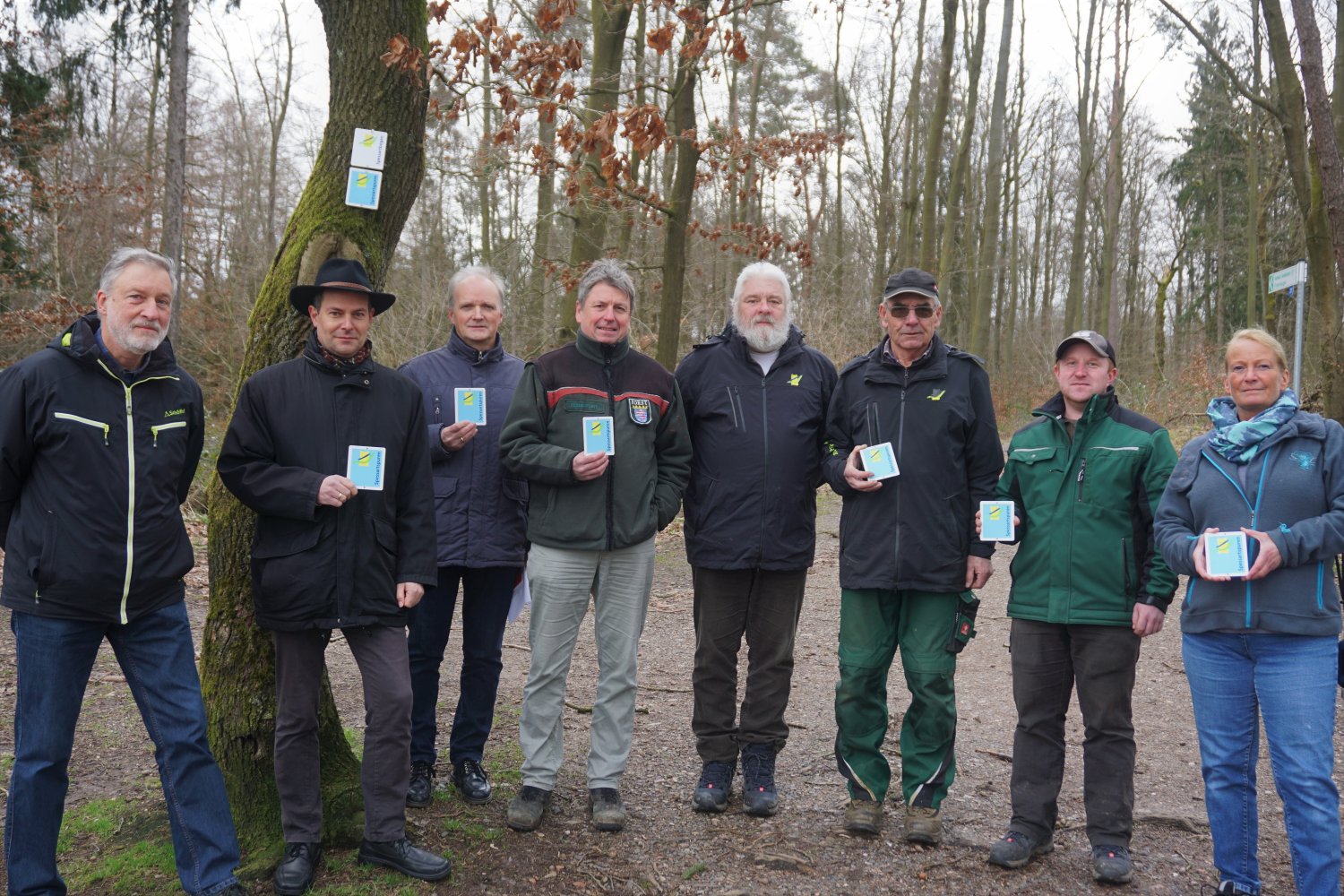 Bürgermeister Dr. Albrecht Eitz (2.v.l.), Revierförster Markus Betz (4.v.l.) und der Geschäftsführer des Naturparks Hessischer Spessart Fritz Dänner (4.v.r.), 