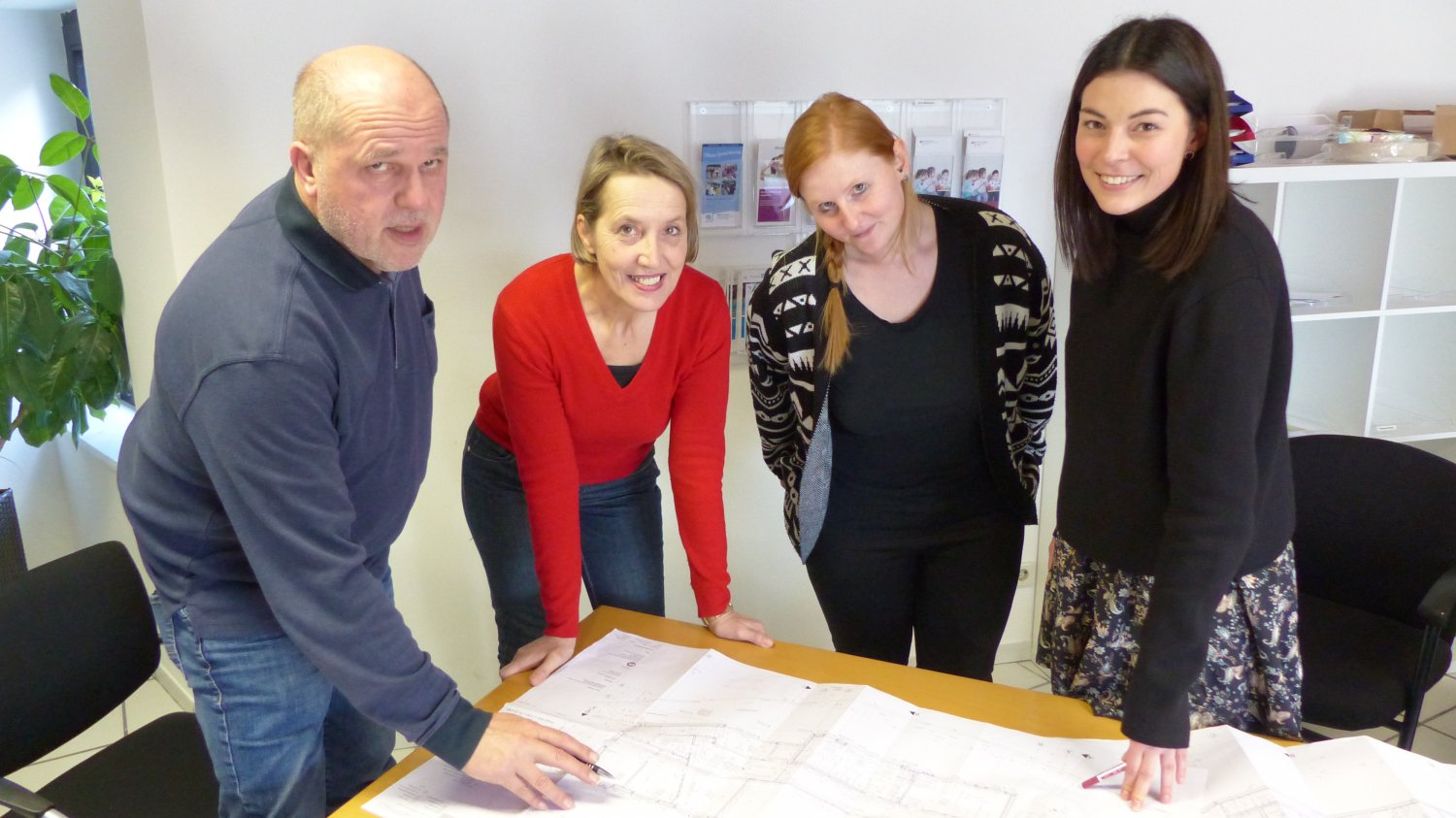 Elektrofachplaner Wolfgang Walter, Kita-Leiterin Gabriele Steltner-Merz, Lisa Lerch vom Fachdienst Gebäudeverwaltung und Lisa Schroth vom Architekturbüro Pätzold Kremer (von links) stimmen die weiteren Planungsschritte ab.