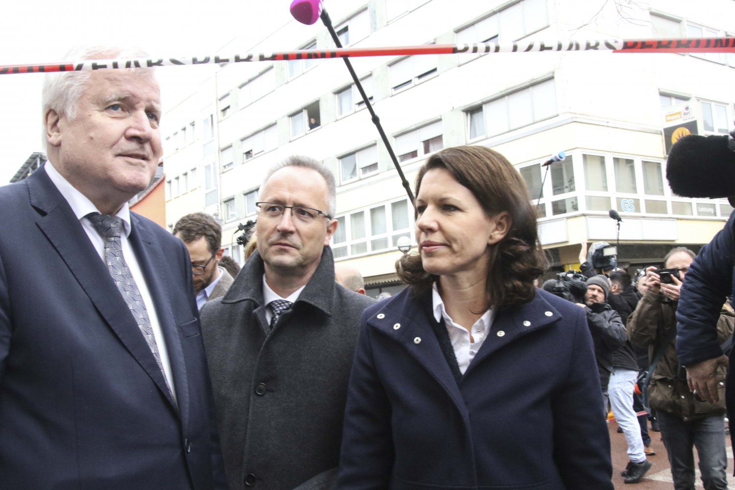 Fassungslosigkeit und Erschütterung machen sich wegen der schrecklichen Tat in Hanau breit.
