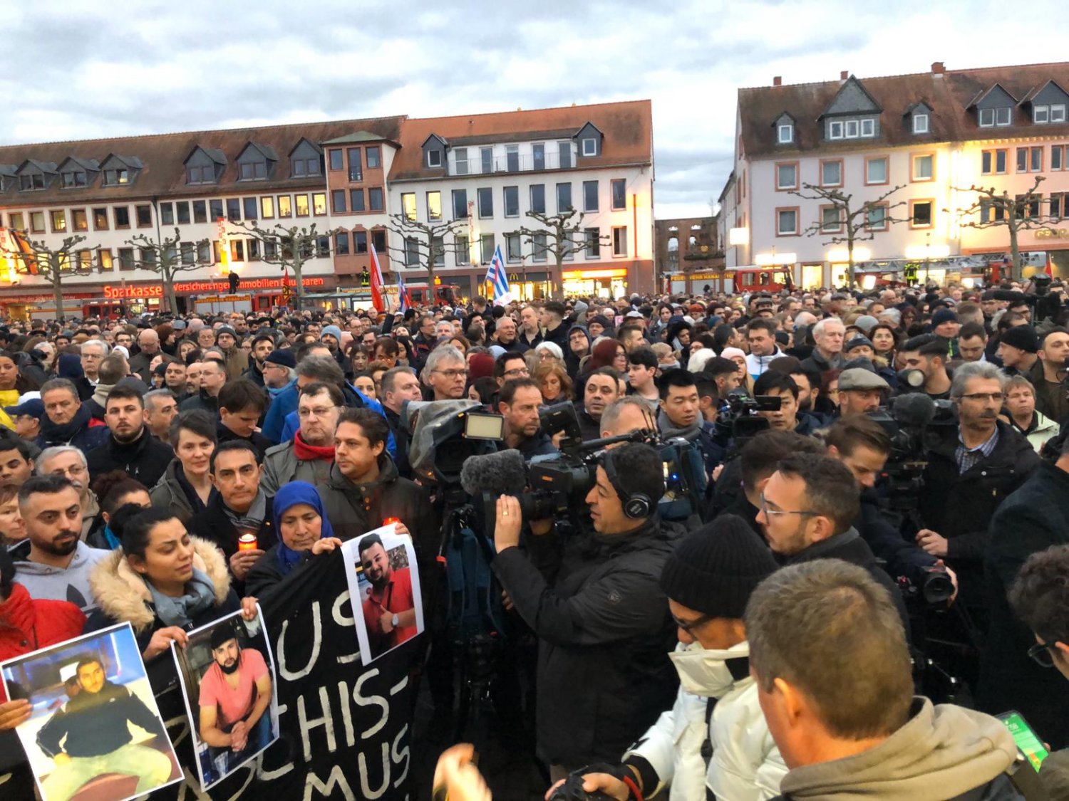 Tausende Menschen bekunden ihre Anteilnahme in Hanau.