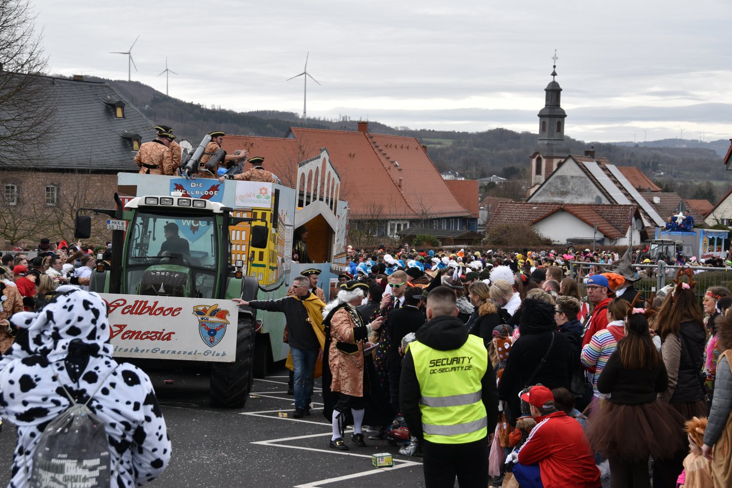 Tausende Menschen feierten beim großen Faschingsumzug in Steinau an der Straße.