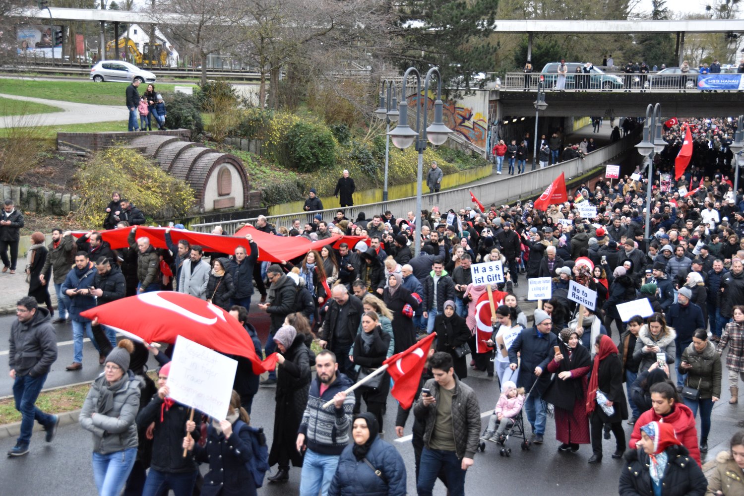 Über 6.000 Menschen zogen beim Trauermarsch am Sonntag durch die Brüder-Grimm-Stadt.
