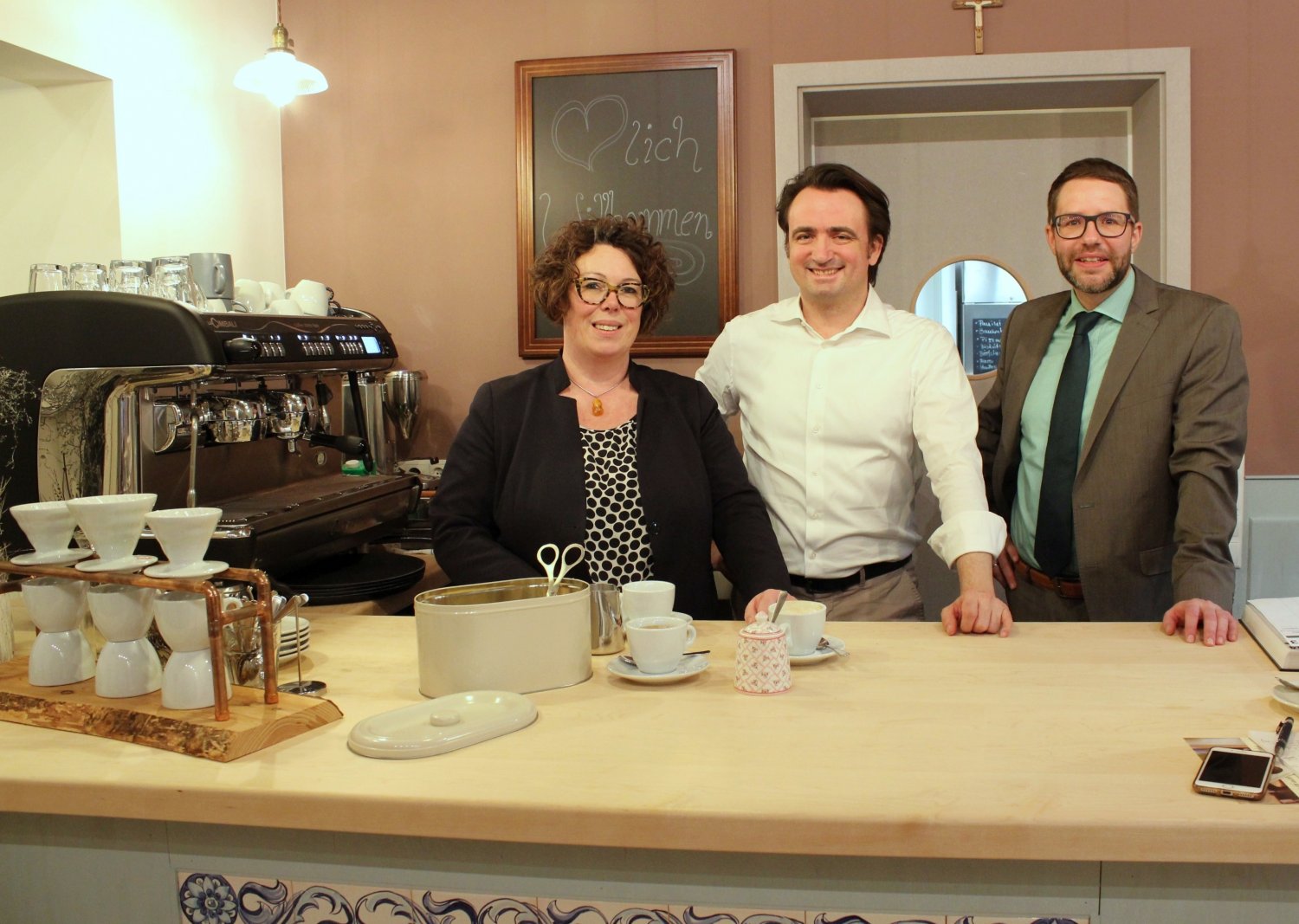 Landrat Thorsten Stolz (rechts) informierte sich zusammen mit Erster Kreisbeigeordneter Susanne Simmler bei Inhaber Sébastien Buch über das Café Knusperbohne.