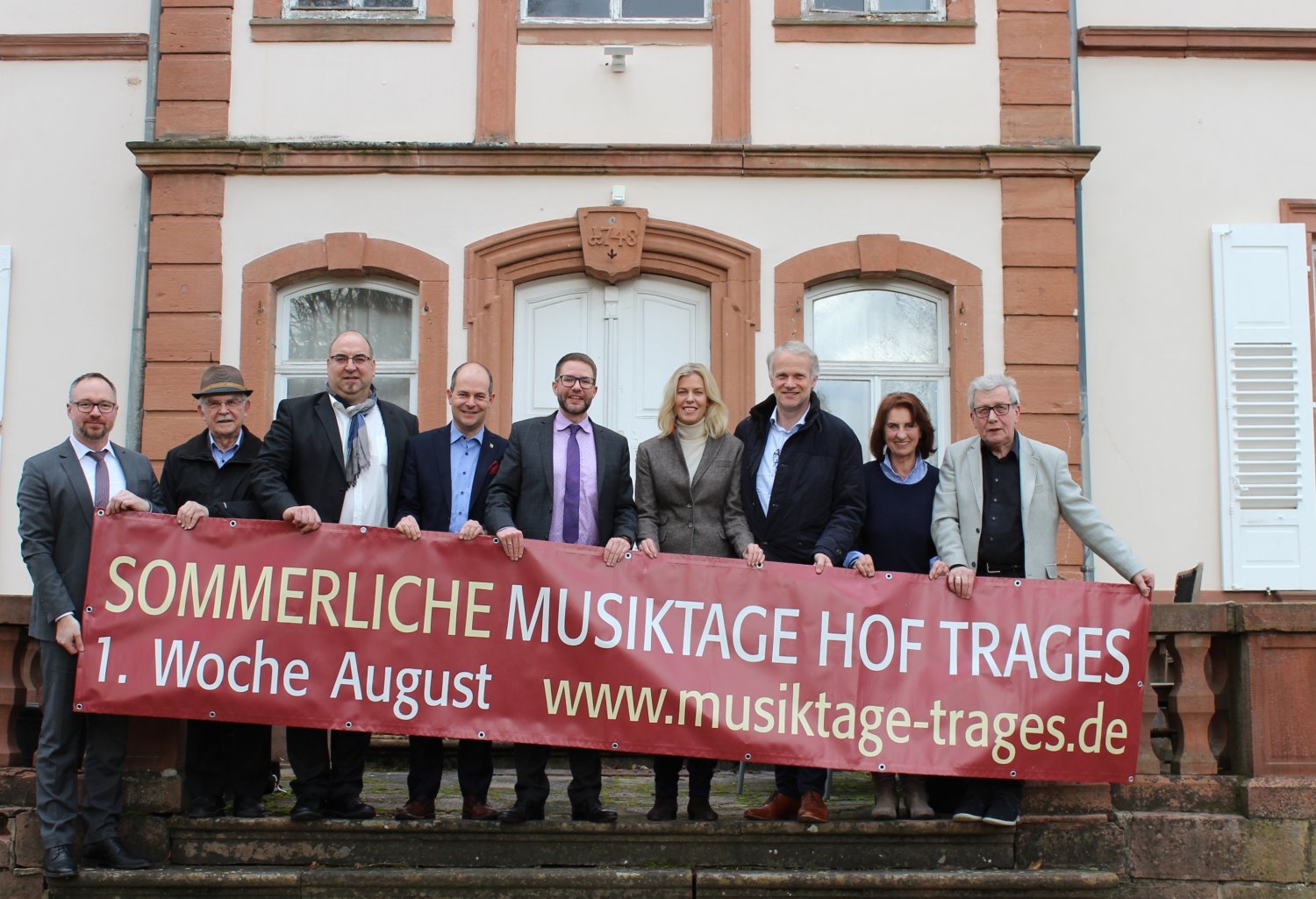 Von links: Matthias Schmitt, Klaus Lukassek, die beiden Bürgermeister Klaus Schejna und Dr. Albrecht Eitz, Landrat Thorsten Stolz, die Gastgeber Sabine und Hubertus von Savigny, Carla Frohberg und Helmuth Smola.