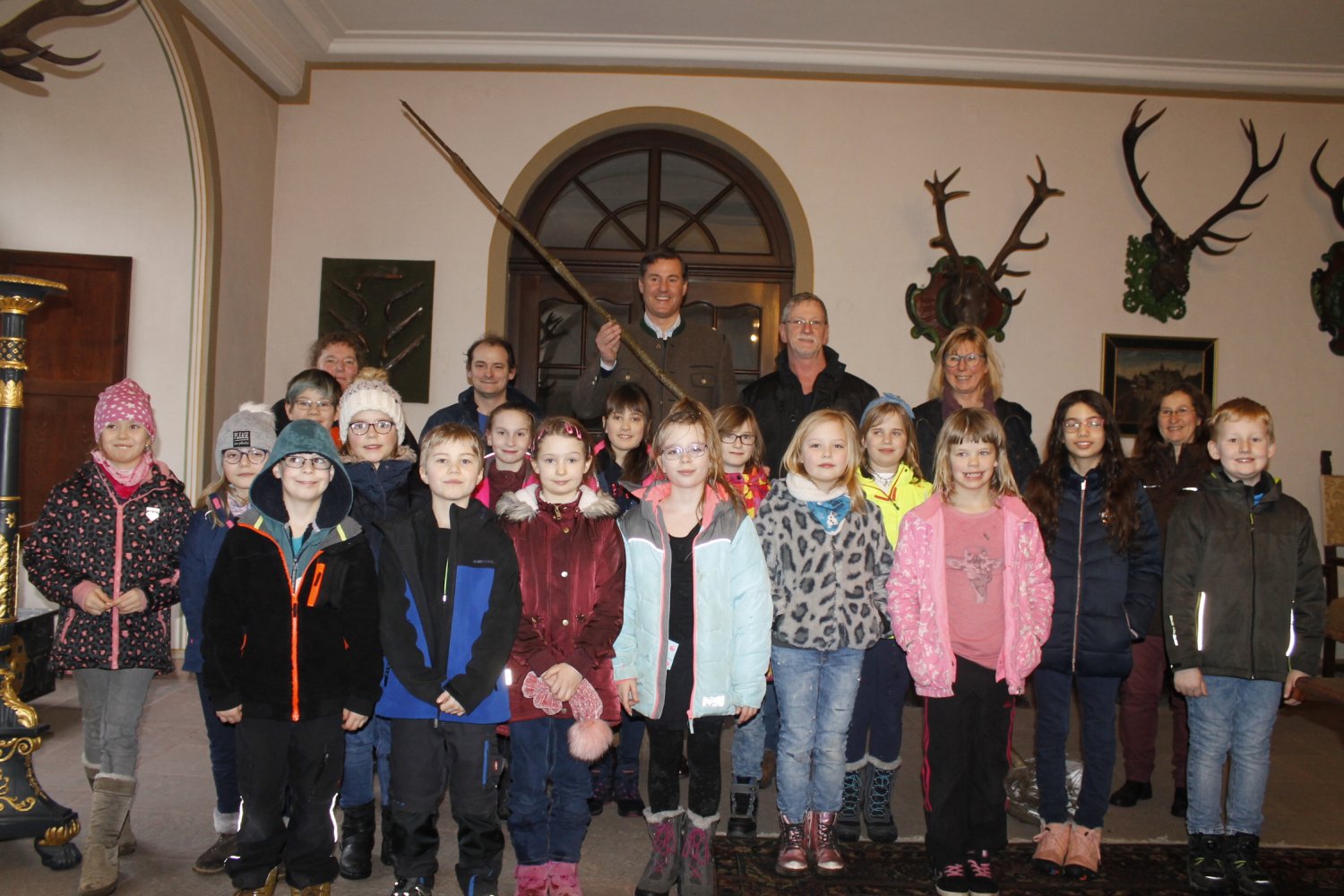 Alexander Fürst von Isenburg spendet für die Grundschule