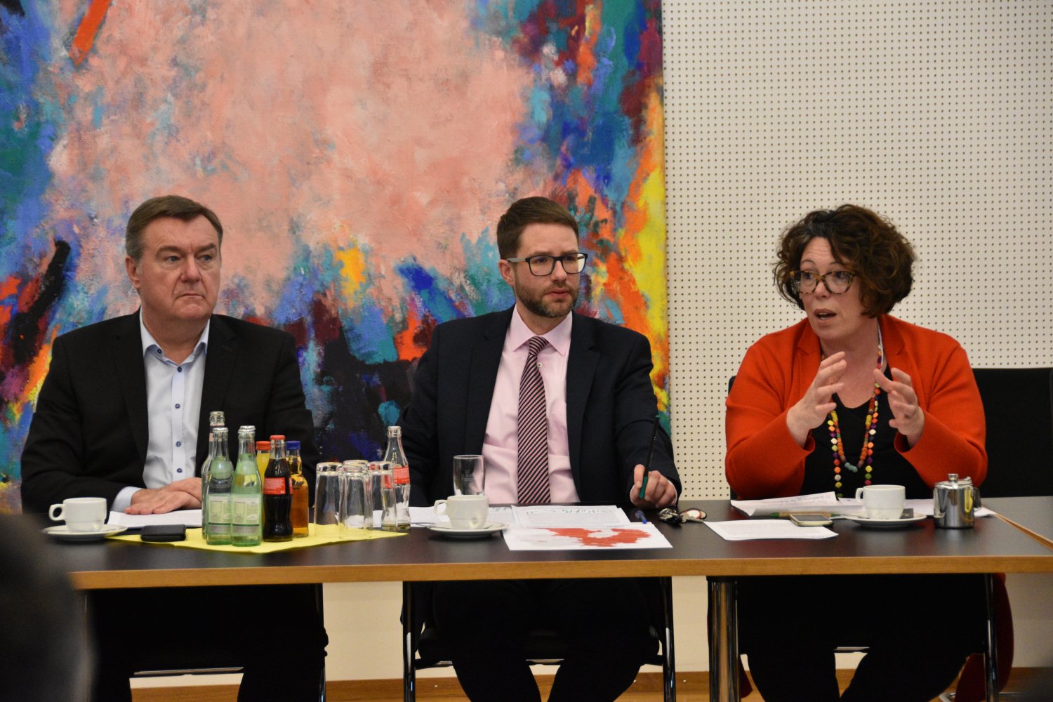 Kreisspitze und Stadt Hanau beschließen Schließung von Schulen im Main-Kinzig-Kreis.