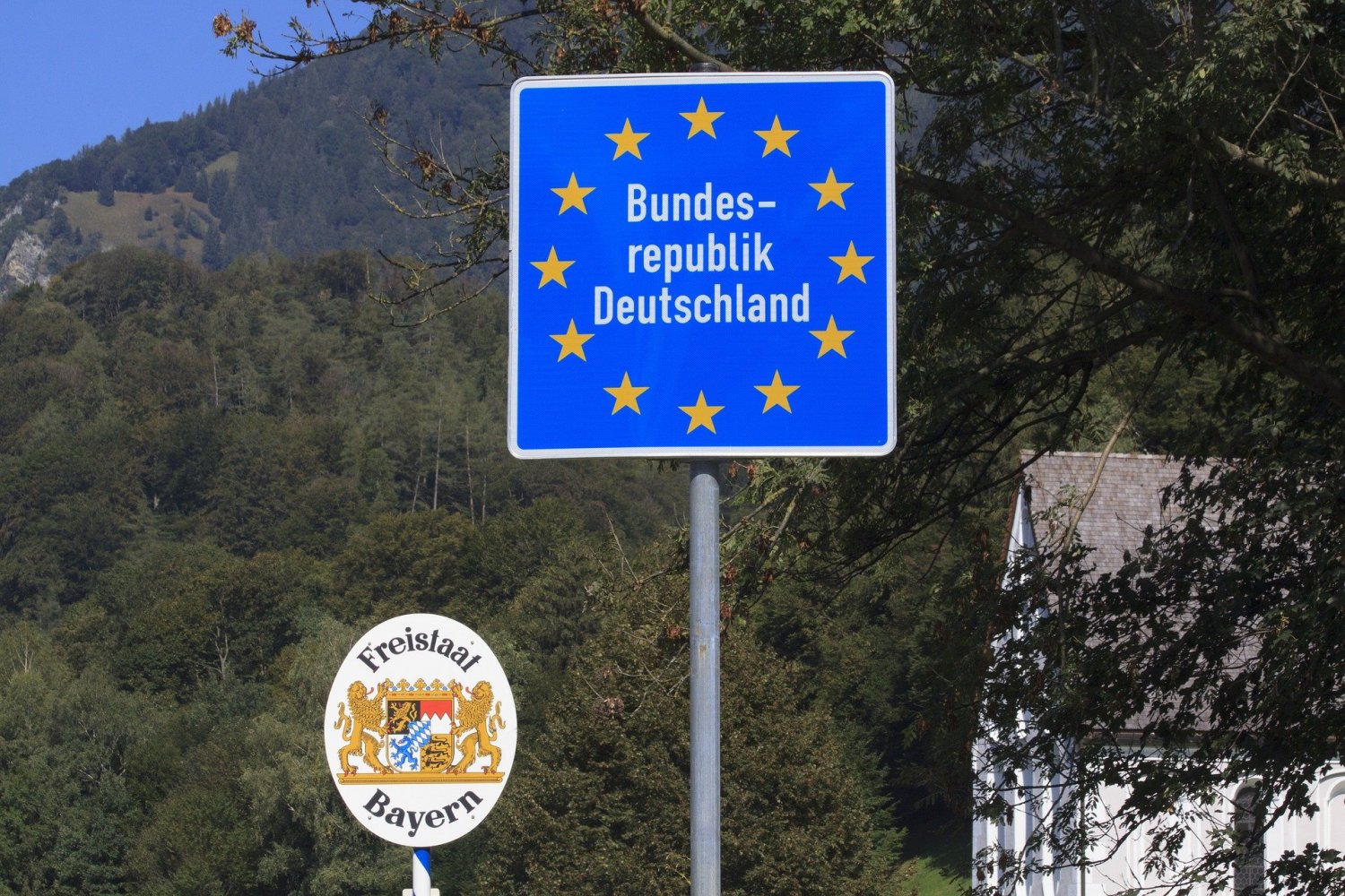 Bundesrepublik schließt Grenzen zu Frankreich, Österreich und der Schweiz.