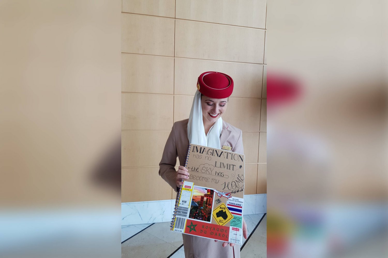 An meiner Graduierungsfeier im Aviation College mit meinem Portfolio (Scrapbook über meine Erlebnisse bei Emirates)