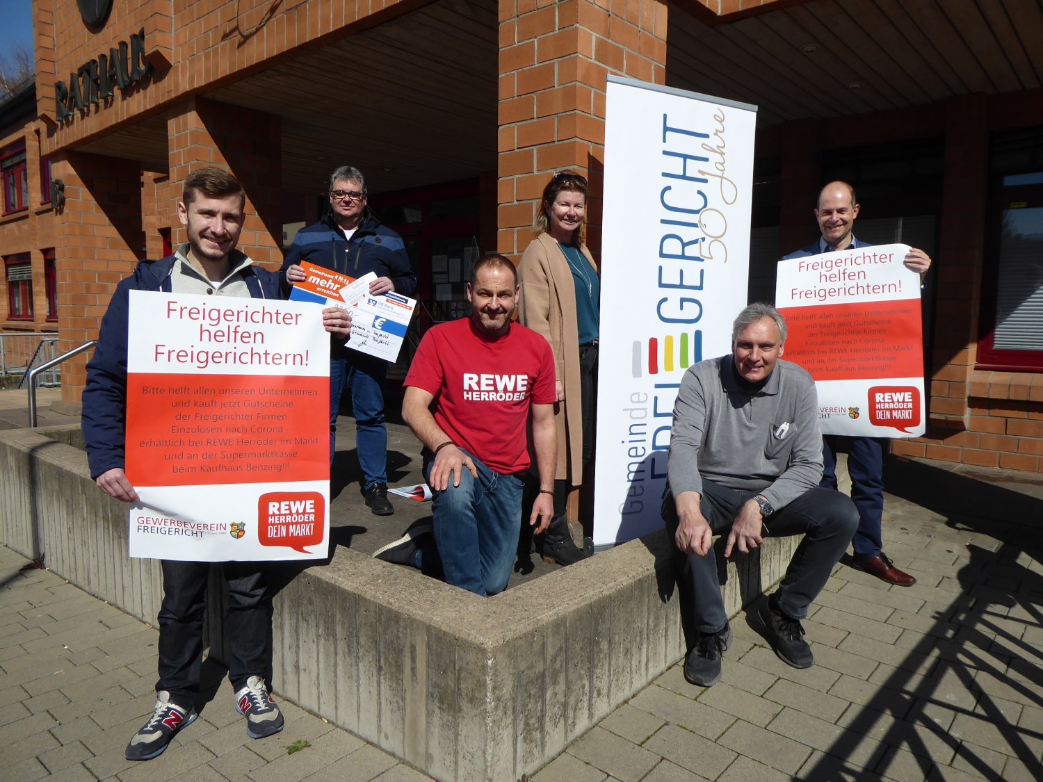 v.l.: Dominik Fischer, Gemeindebrandinspektor Harald Hellenbrandt, Jürgen Herröder, Gewerbevereinsvorsitzende Michaela Ullrich, Burkhard Benzing, Bürgermeister Dr. Albrecht Eitz