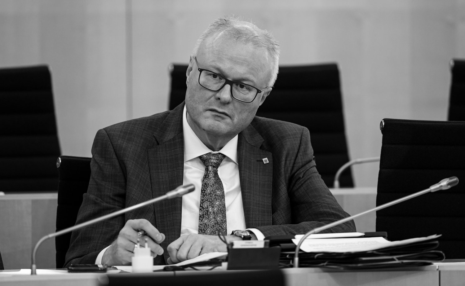 Eines der letzten Bilder: Finanzminister Thomas Schäfer (CDU) nimmt am Dienstag, 24. März an der Plenarsitzung des hessischen Landtags teil.