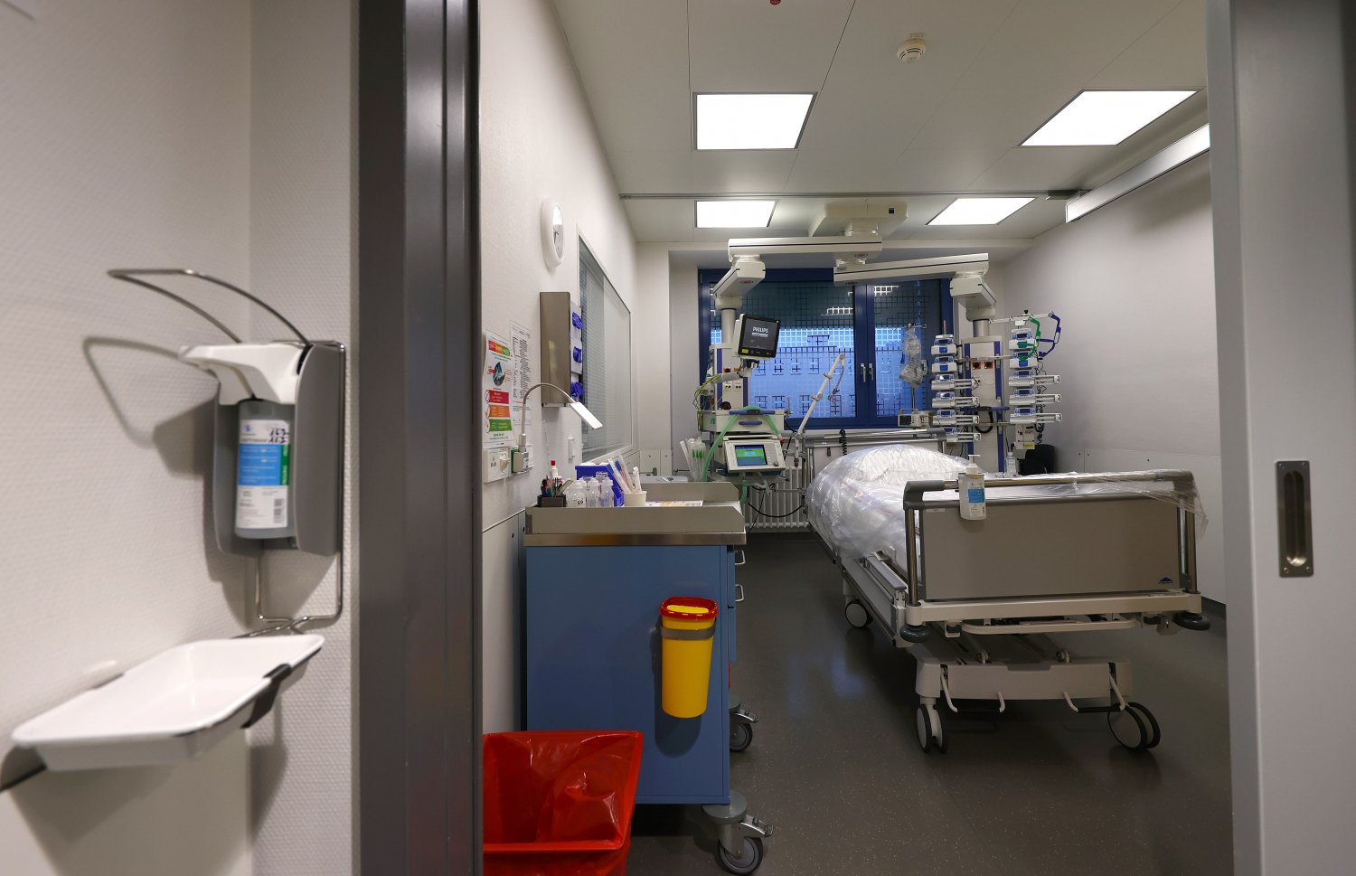 Das Bild zeigt ein Zimmer auf der Intensivstation des Klinikums Hanau.