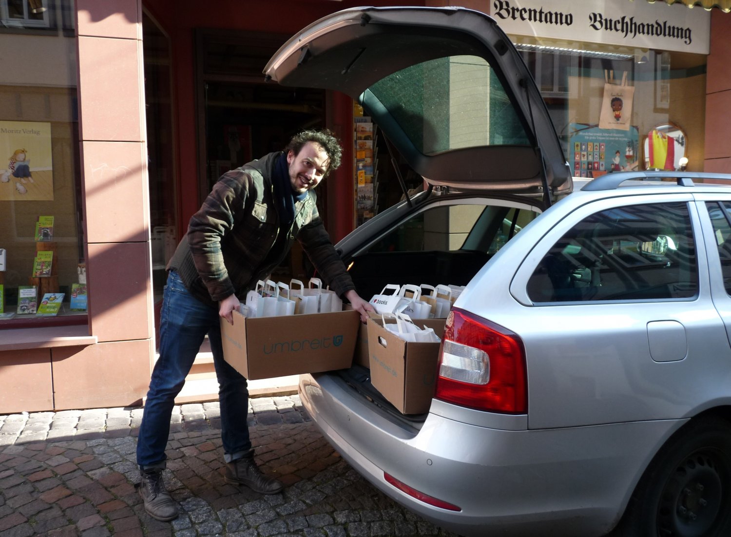 Tobias Gros von der Brentano-Buchhandlung in Gelnhausen liefert täglich zu seinen Kunden in der Umgebung.