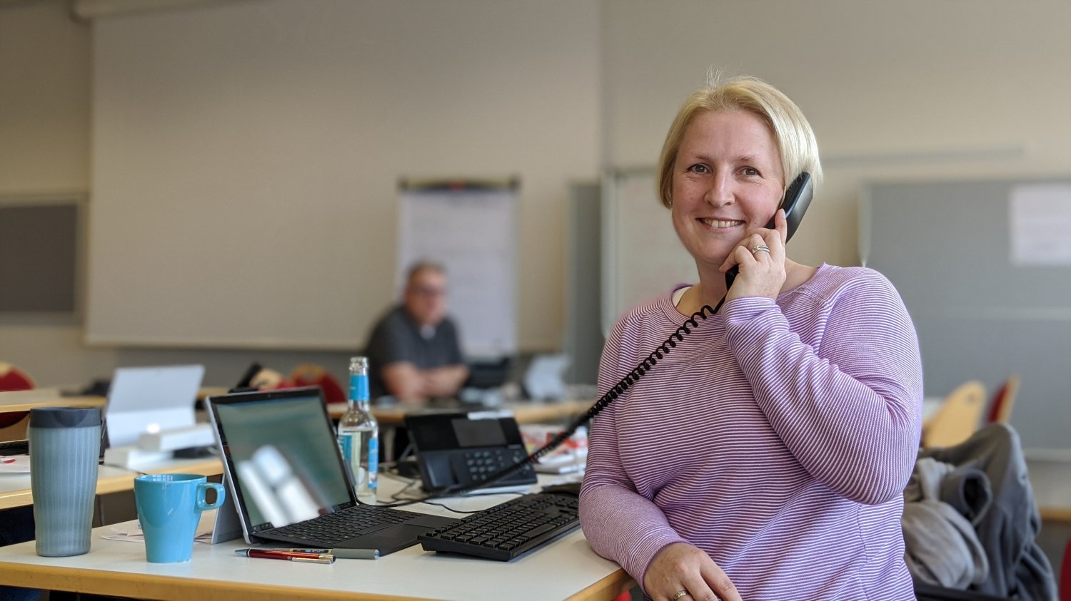 Wenn Menschen Fragen haben, wird ihnen an verschiedenen Hotlines in Hanau geholfen. Eine davon ist das Bürgertelefon mit zehn Mitarbeiterinnen und Mitarbeitern.