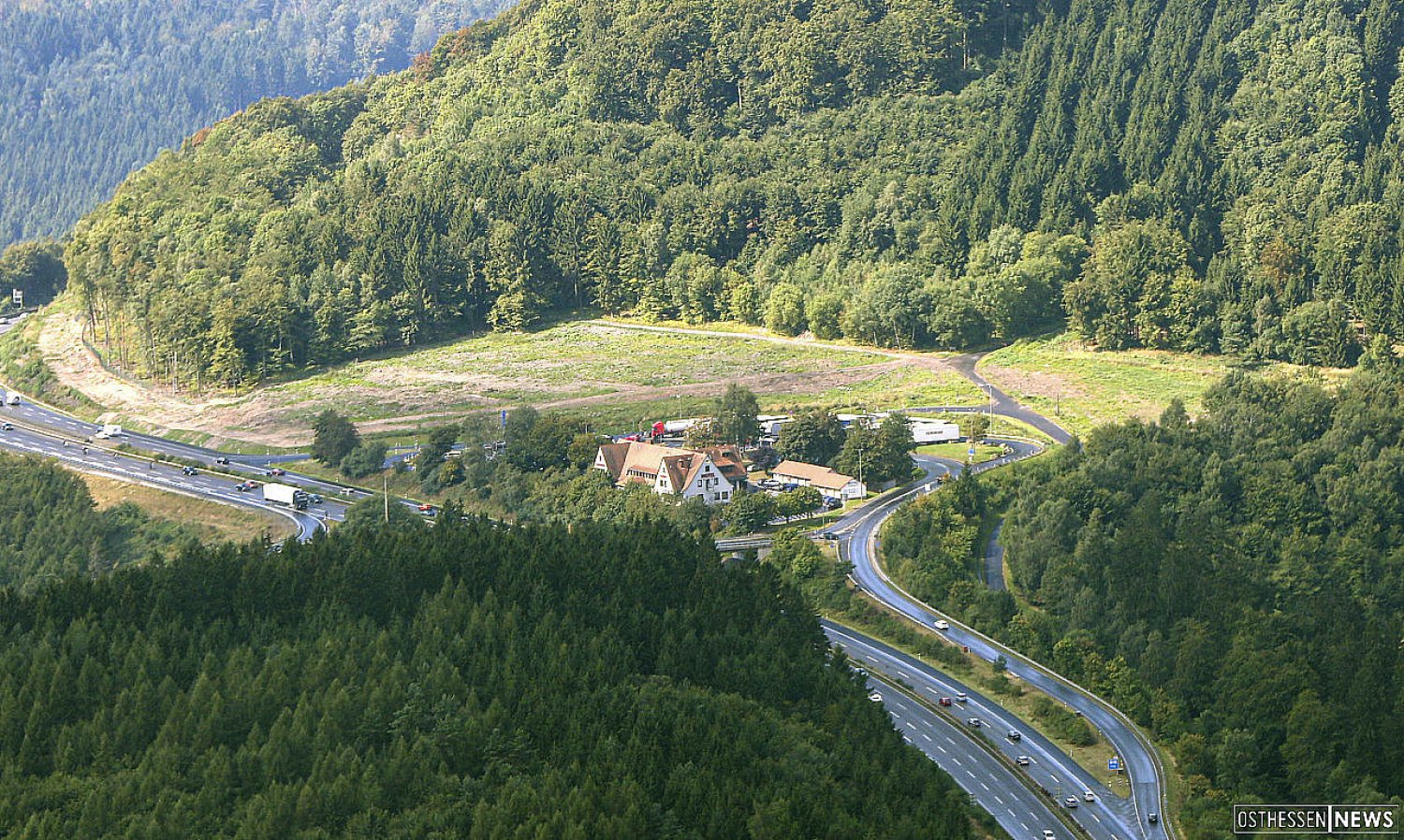 Im Bild ist der Rasthof Rimberg an der A 5 zu sehen. Der dortige LKW-Parkplatz wird derzeit ausgebaut
