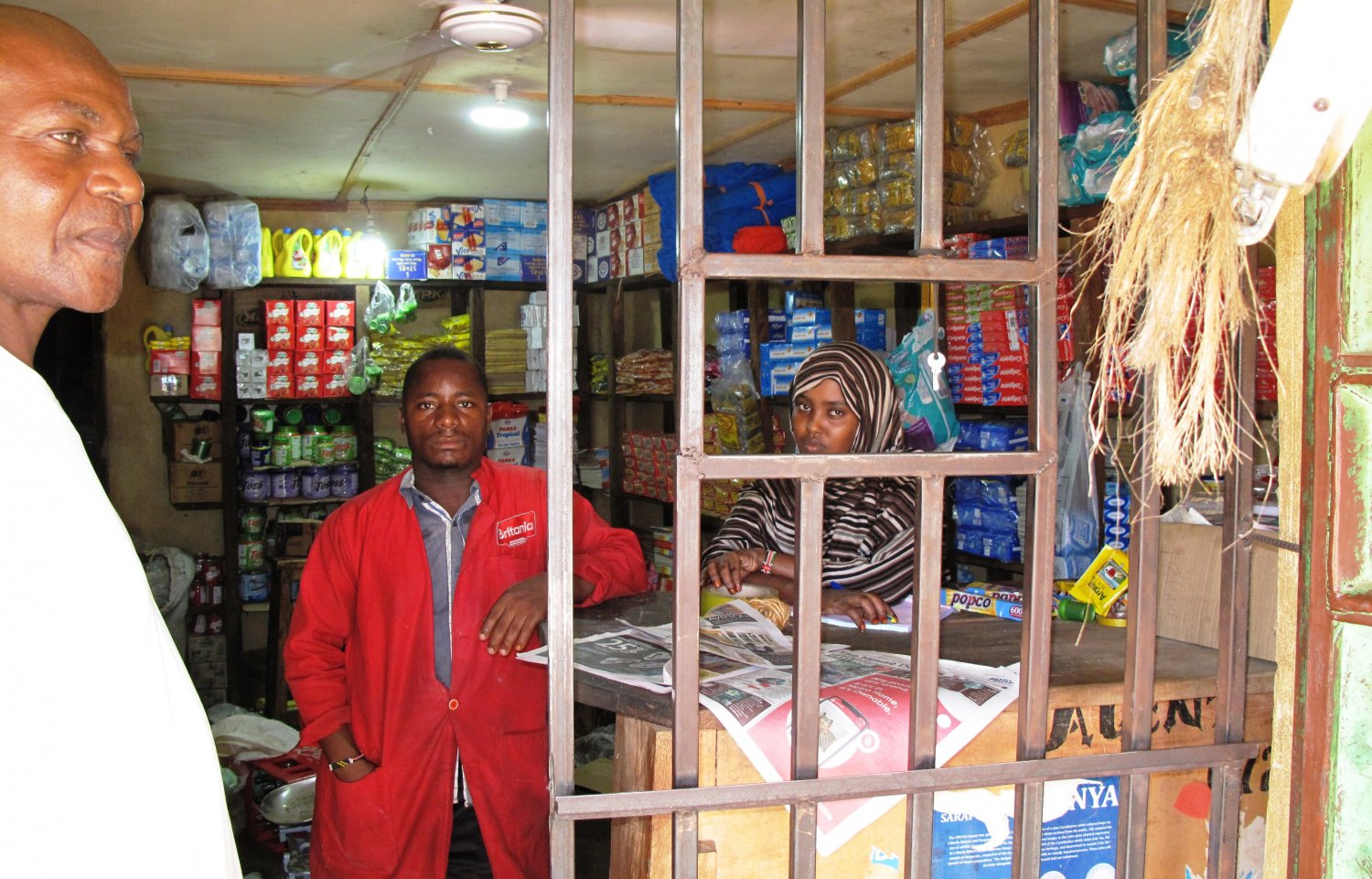 Patenbeauftragter John Ndimiro (links) im kleinen Laden in Mamba Village, in dem die 10-Euro-Carepakete gekauft und verpackt werden