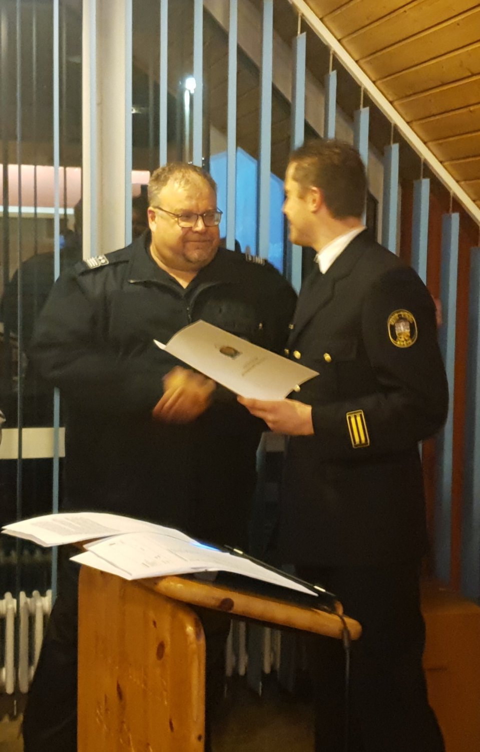 Christian Hinrichs (rechts) verleiht Thomas Walter (links) das silberne Ehrenkreuz des Nassauischen Feuerwehrverbandes für besondere Verdienste um das Feuerwehrwesen