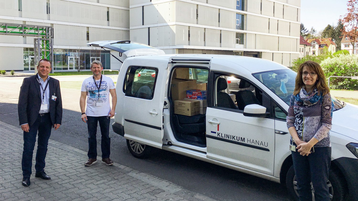 Gabriele Müller hat stellvertretend für den Heraeus Konzern die Schutzausrüstungen an das Klinikum Hanau übergeben