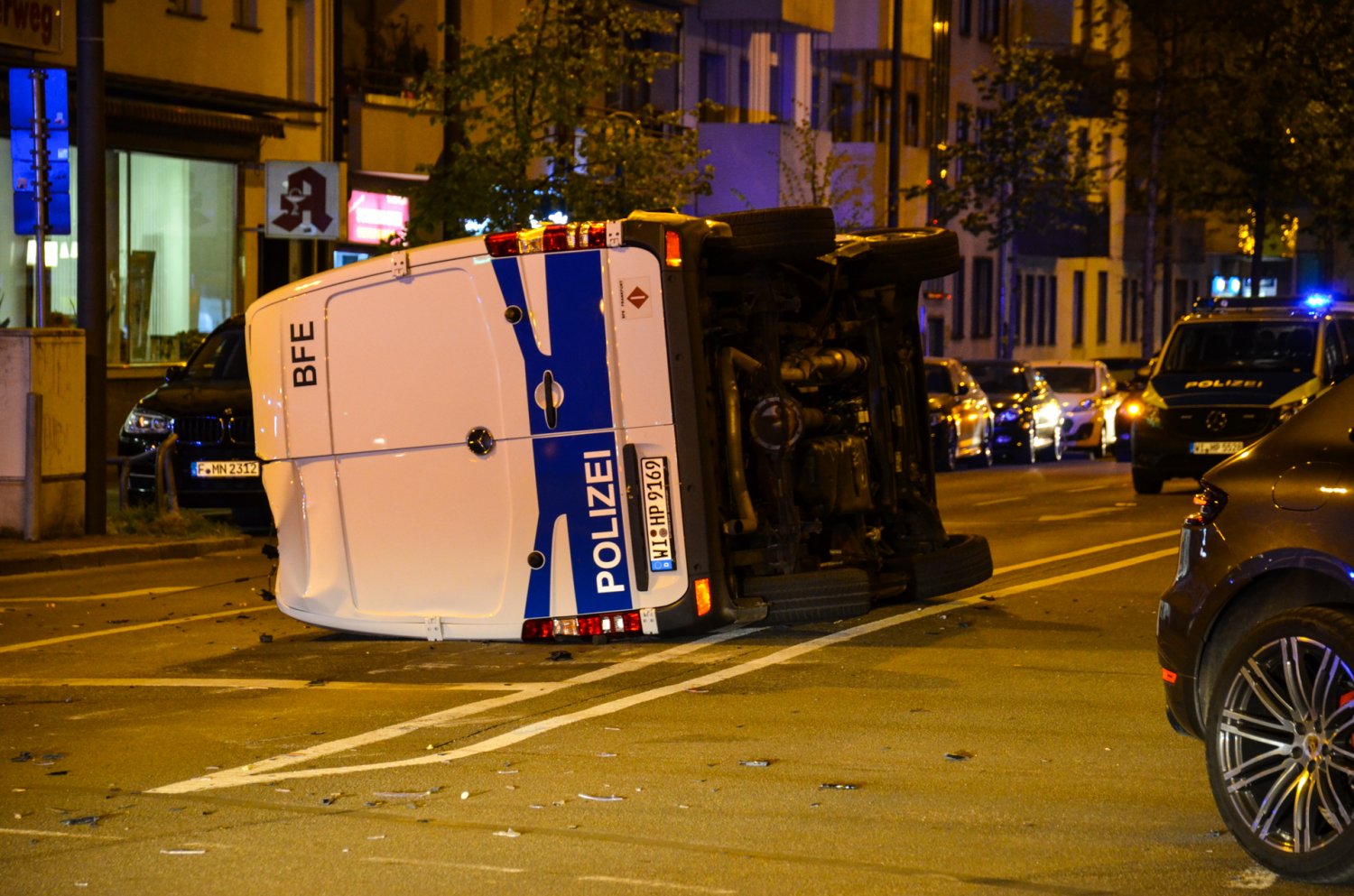 Der Mannschaftswagen der Polizei überschlug sich