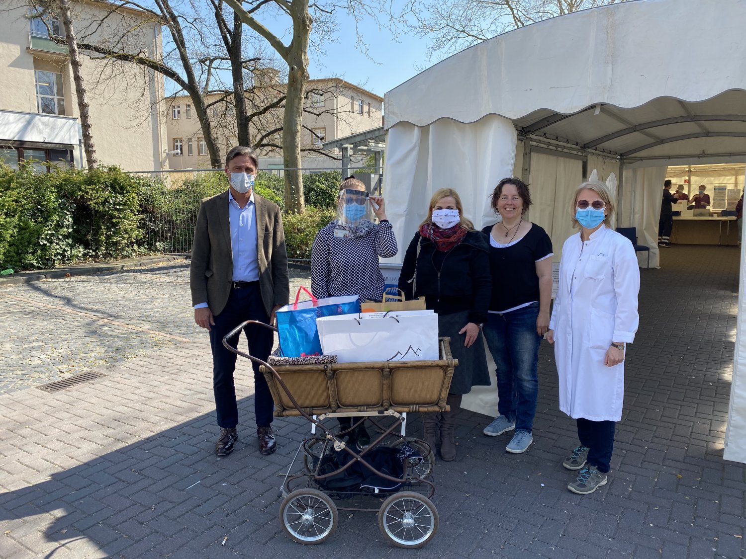 Mit Teamgeist und Gemeinschaftsgefühl: Bei den Schutzvisieren, die an die beiden Hanauer Krankenhäuser gespendet wurden, brachten sich viele Nachbarn ein.