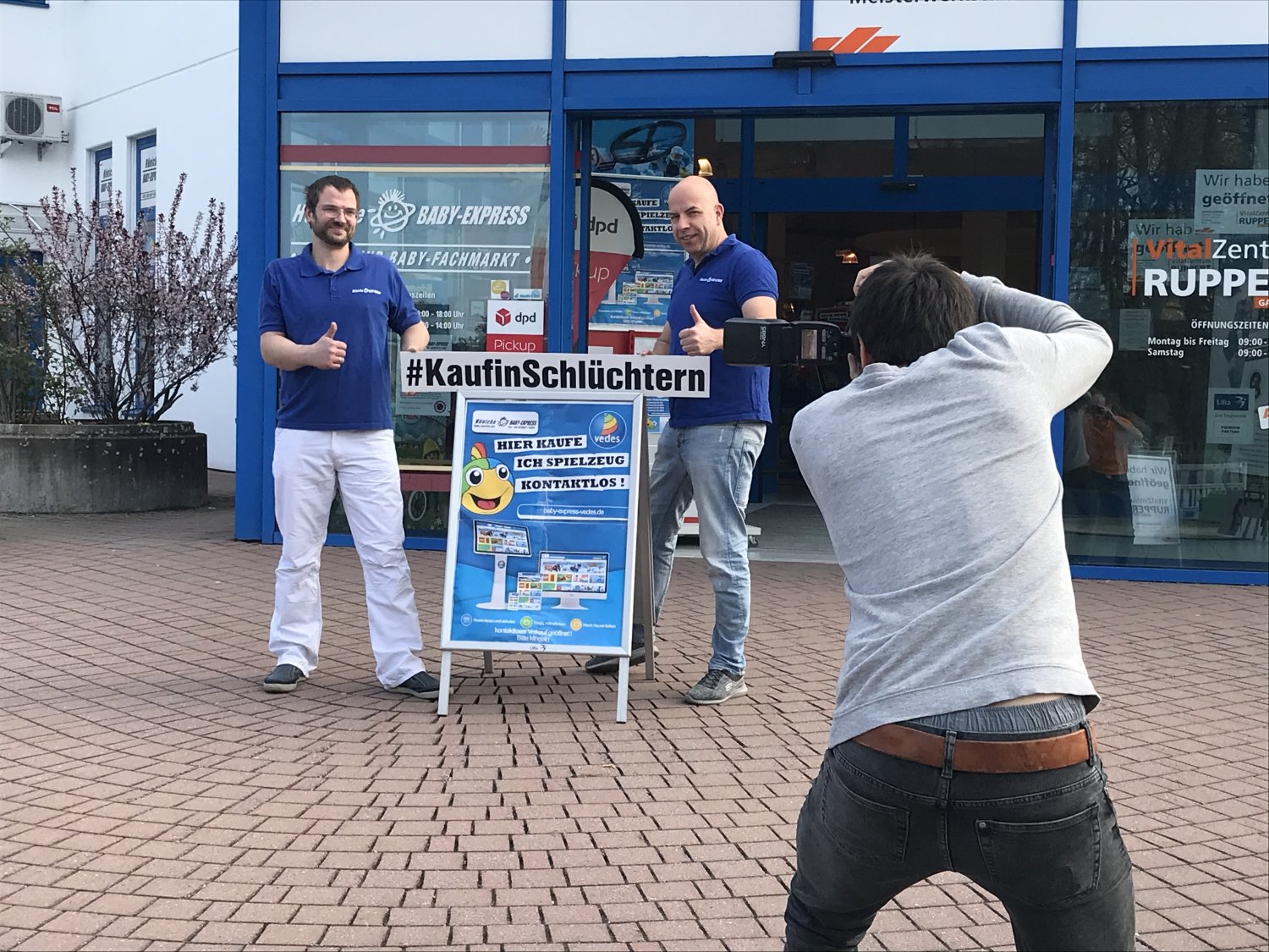 Nico Bensing (an der Kamera) beim Fototermin beim Babyexpress Hüniche.