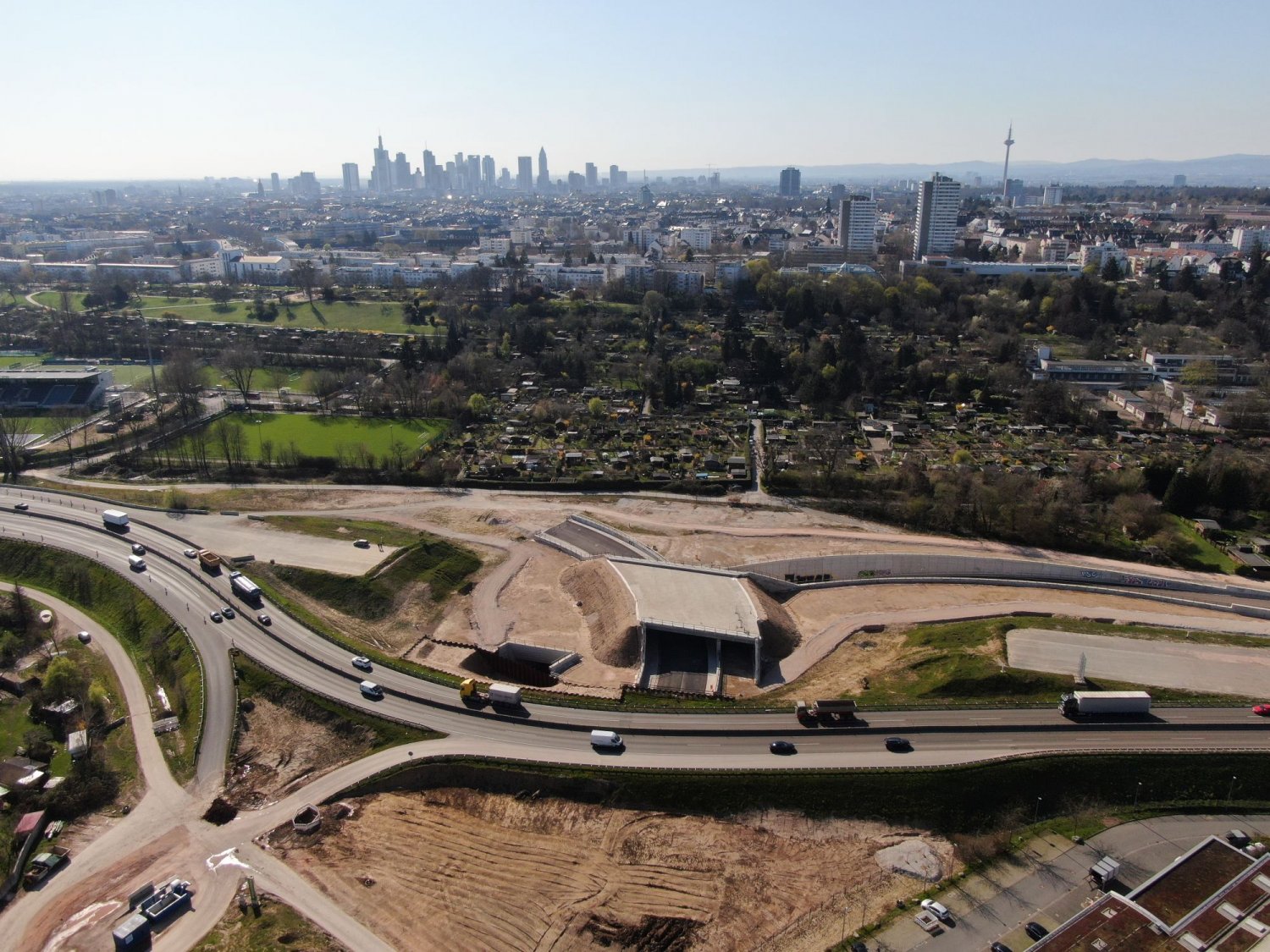 Luftaufnahme des fertiggestellten Kreuzungsbauwerkes im künftigen Erlenbruchdreieck / Anbindung des Riederwaldtunnels (A 66)  an die A 661 Ostumgehung Frankfurt.