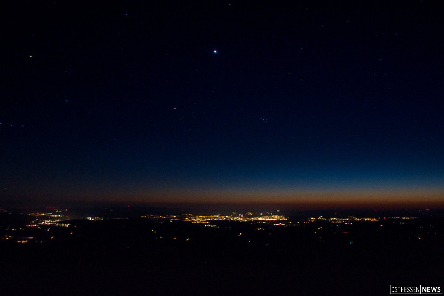 Aussicht vom Radom Wasserkuppe auf Poppenhausen mit Venus und Satelliten