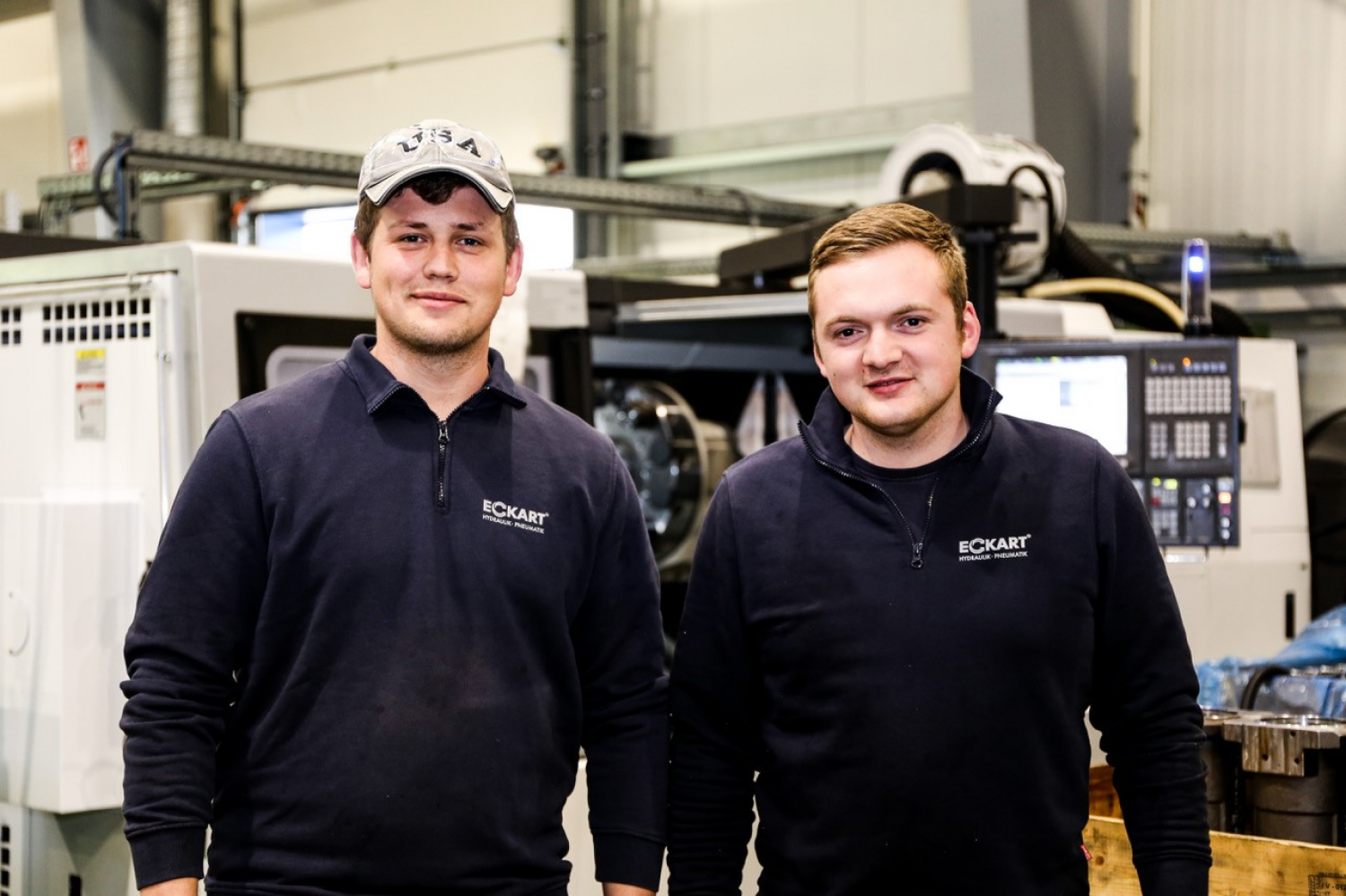 Tristan Brand (links) und Levin Lauer arbeiten bei Eckart Hydraulik und machen gerade ihre Technikerausbildung – wegen Corona allerdings im Homeoffice.