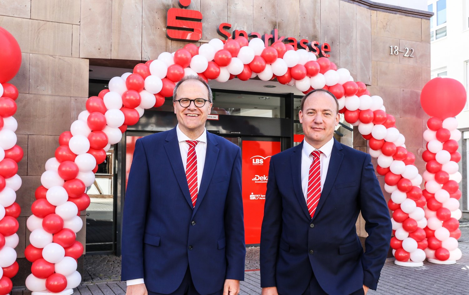 Von links: Torsten Priemer und Jörg Möller am Eröffnungstag der neuen Sparkassen-Hauptstelle.