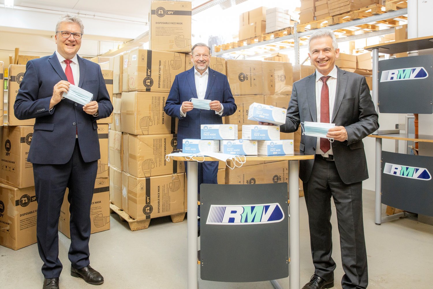 Von links: Ulrich Krebs Landrat des Hochtaunuskreises und stellv. RMV-Aufsichtsratsvorsitzender; Prof. Knut Ringat Geschäftsführer RMV; Peter Feldmann OB Frankfurt am Main und RMV-Aufsichtsratsvorsitzender.