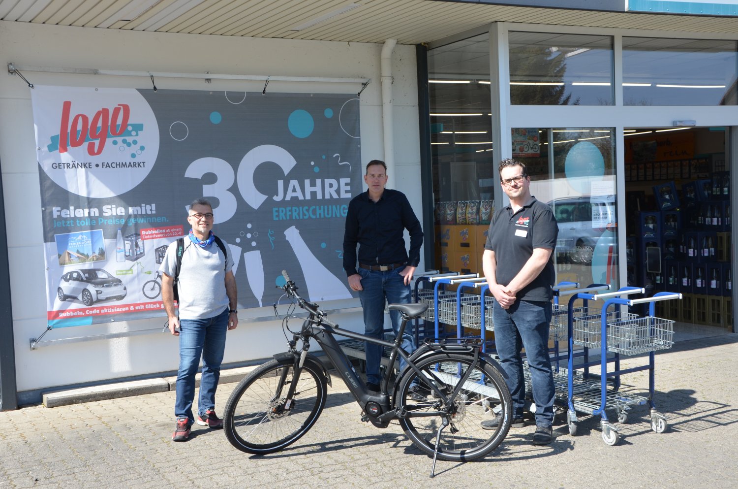 Großostheim - Gewinner des E-Bikes Herr Becker, Bezirksleiter Herr Koller und Marktleiter Herr Seipel.