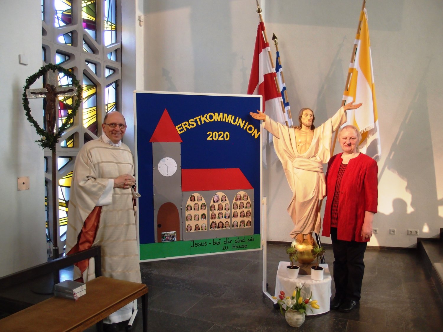 Rechts Gemeindereferentin Margit Lavado, links Dechant Andreas Weber.