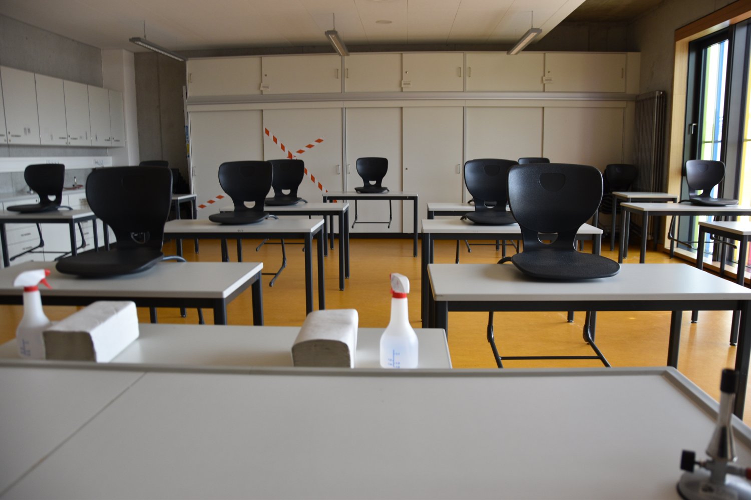 In 40 Klassenräumen werden die 400 Schülerinnen und Schüler unter Einhaltung des Mindestabstands unterrichtet.