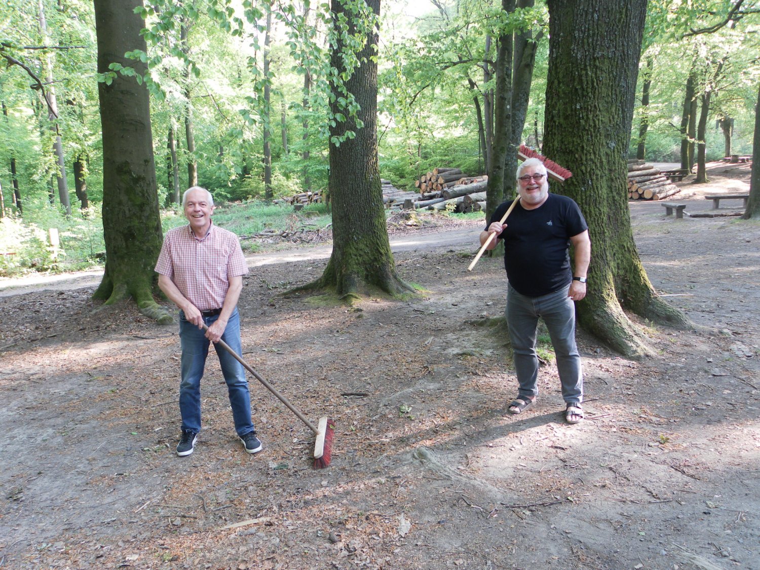 Linsengerichts Bürgermeister Albert Ungermann und SPD-Ortsvereinsvorsitzender Hans Jürgen Wolfenstädter beim Arbeitseinsatz auf dem Hufeisen – mit vorgeschriebenen Abstandhalten.