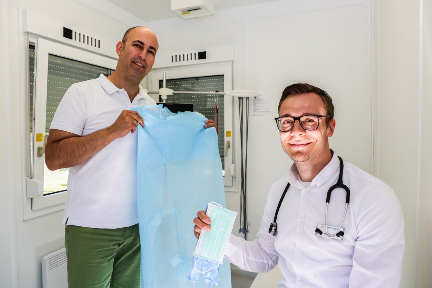 Ingo Sondergeld (links) und Dr. Ingo Roth im Inneren des Containers
