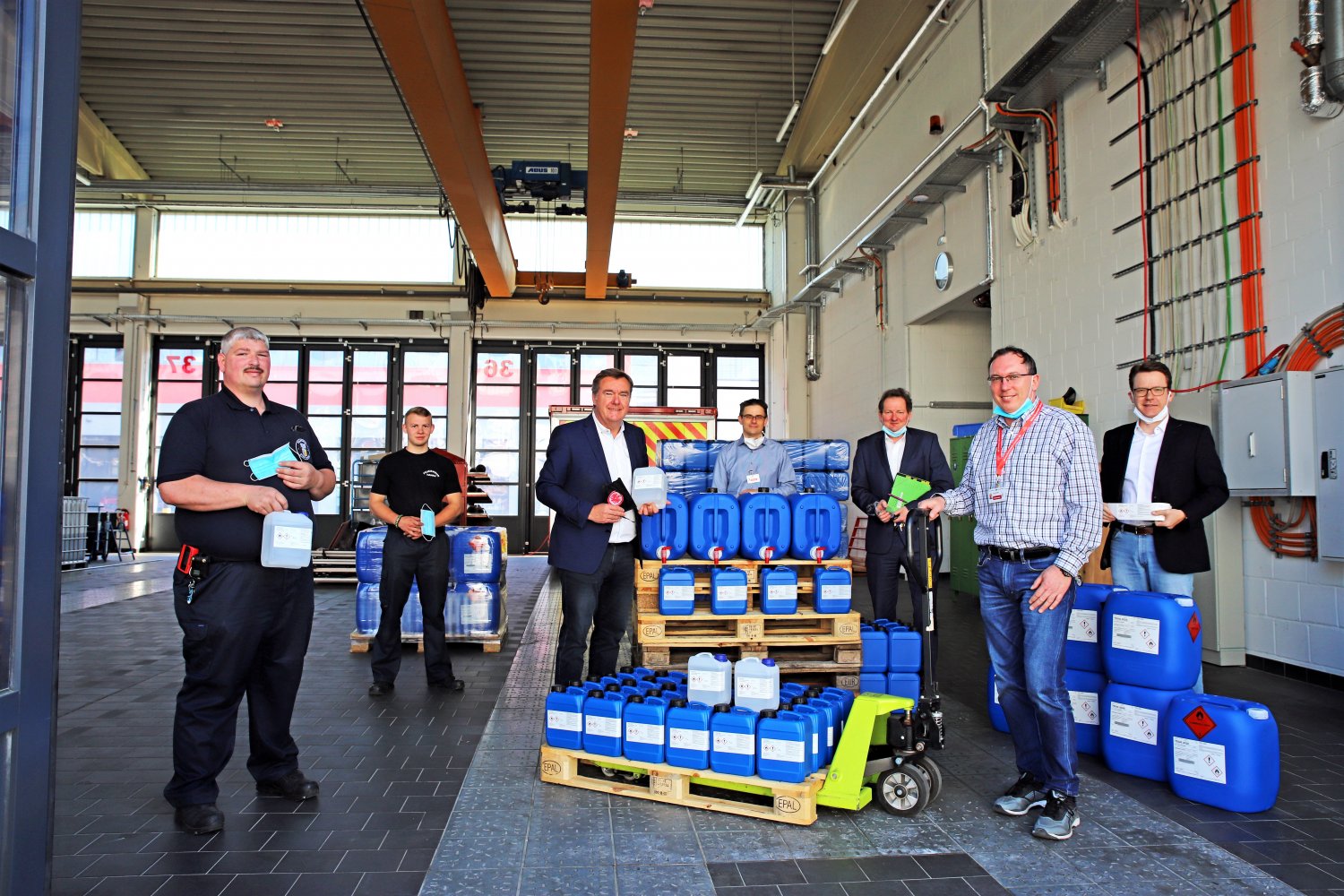 3800 Liter Desinfektionsmittel spendete Evonik für Pflege-Einrichtungen, die Aktion wurde unterstützt von weiteren Hanauer Firmen und der Feuerwehr .
