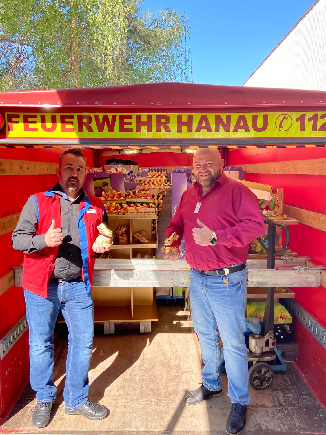 (v.l.n.r) Gabriel Mahr und Kostas Tyrpas (stlv. Geschäftsleiter) vom Real Maintal-Dörnigheim