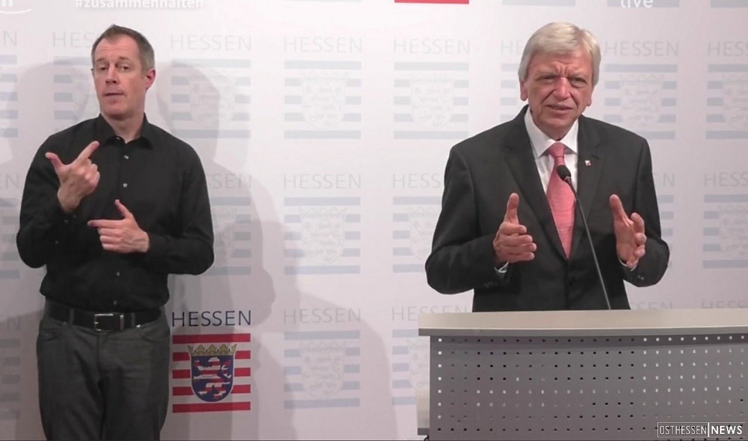 Ministerpräsident Volker Bouffier (rechts) erklärt die neuen Vorgaben
