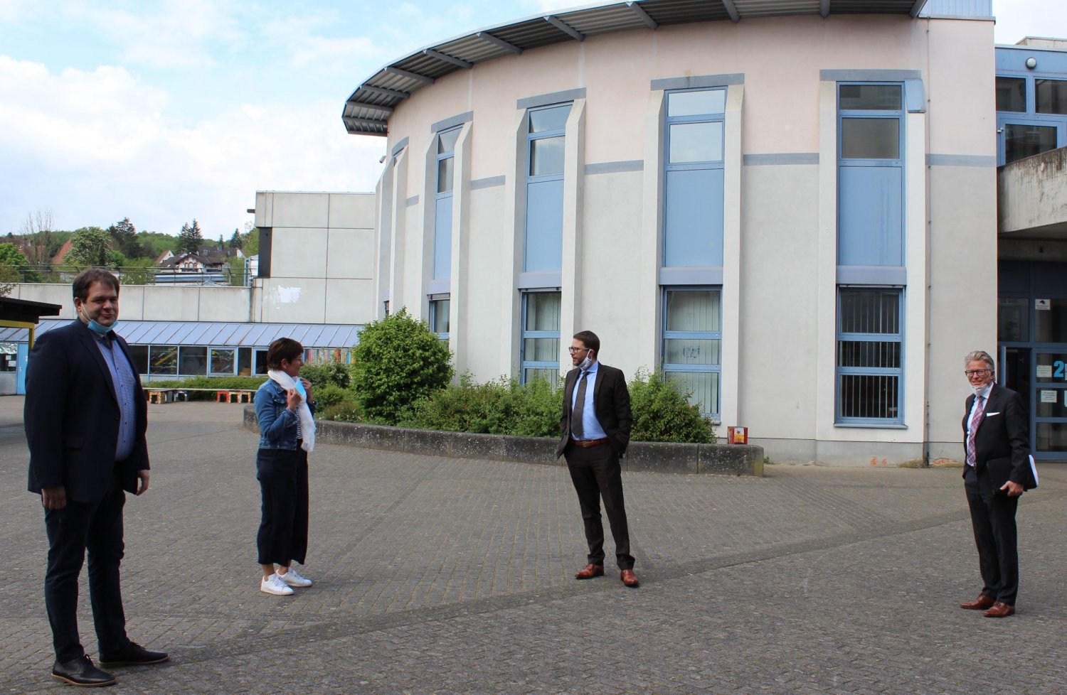 : Landrat Thorsten Stolz und Schuldezernent Winfried Ottmann (von links) informierten sich in der Käthe-Kollwitz-Schule in Langenselbold bei Schulleiterin Gabriele Zimmerer und Stufenleiter Torsten Eull über die ersten Tage.