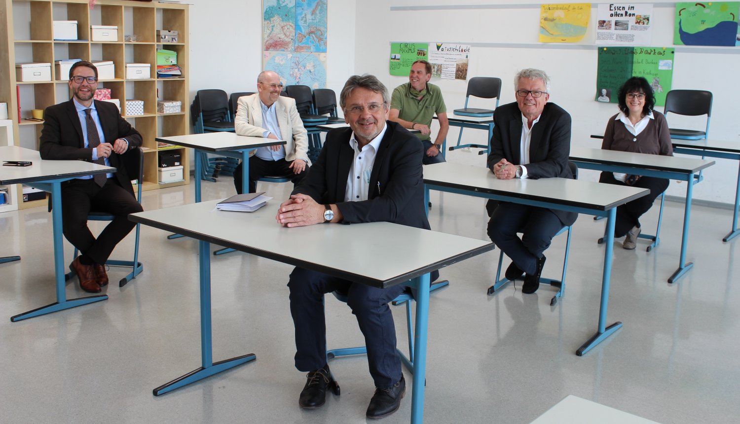 (von links): Landrat Thorsten Stolz, Martin Bornhardt (Stufenleiter), Martin Schneider (Stufenleiter), Günter Rau (Staatliches Schulamt Hanau), Schulleiter Ernst Münz und stellvertretende Schulleiterin Renate Weimert.