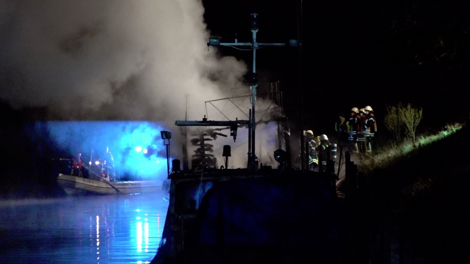 Um kurz vor Mitternacht wurde die Feuerwehr alarmiert.