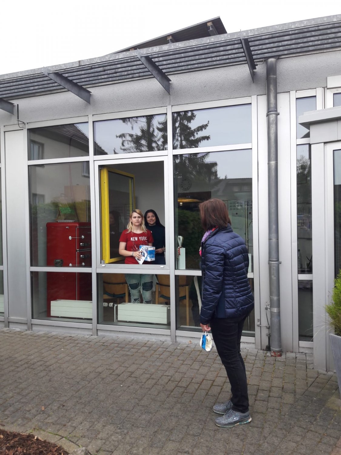 Sabine Schreiweis, Mitarbeiterin WES Electronic, stattet AWO Sozialzentrum in Bruchköbel mit Gesichtsmasken aus.