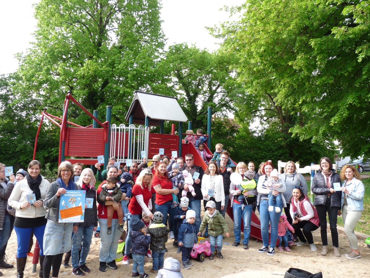 Das Gruppenbild entstand während der Aktionswoche 2019, als Tagesmütter vor dem Maintaler Rathaus den Bildungsbereich „Naturerfahrung in der Kindertagespflege“ präsentierten.