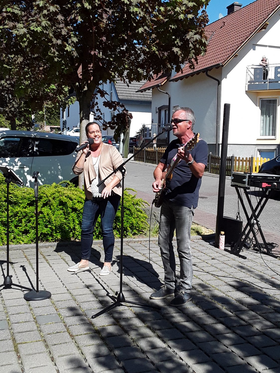 Auftritt von Joachim Lotz (Chorleiter von mehreren Chören, wie den GreatHouse Voices, GreatHouse Ladies) und seiner Tochter Sabrina Emmerich (hauptberuflich Musicaldarstellerin, Solistin, Chorleiterin).