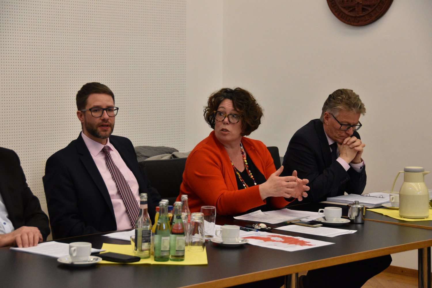 Die Kreisspitze - von links: Landrat Thorsten Stolz, Erste Kreisbeigeordnete Susanne Simmler und Kreisbeigeordneter Winfried Ottmann - bereitet sich auf die Lockerungen der Corona-Maßnahmen vor.