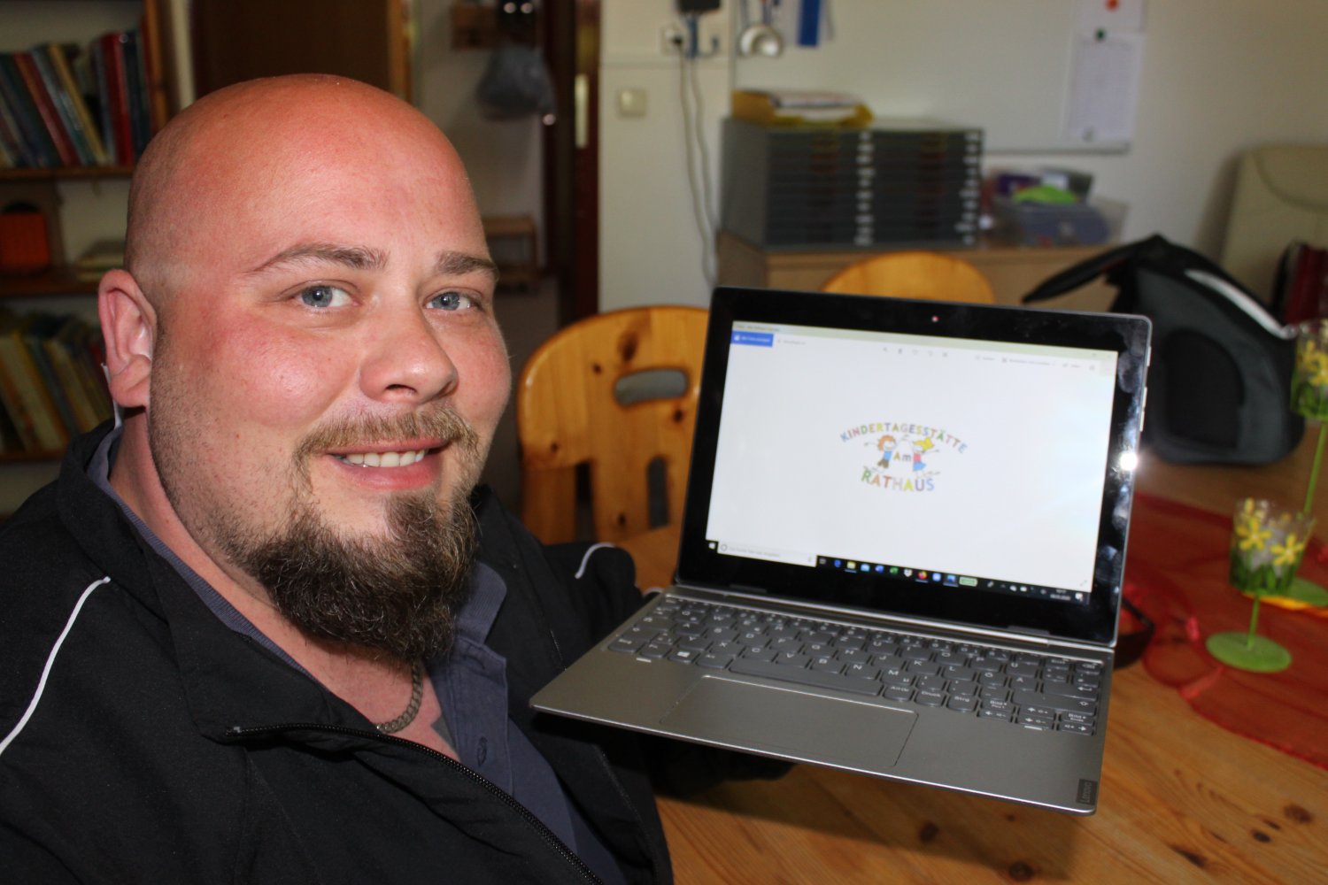 Dustin Arndt, stellv. KiTa-Leiter in der KiTa Am Rathaus hat die KiTA-Web-App angefertigt. Nach einem Probelauf soll sie für alle KiTas in Erlensee installiert werden.