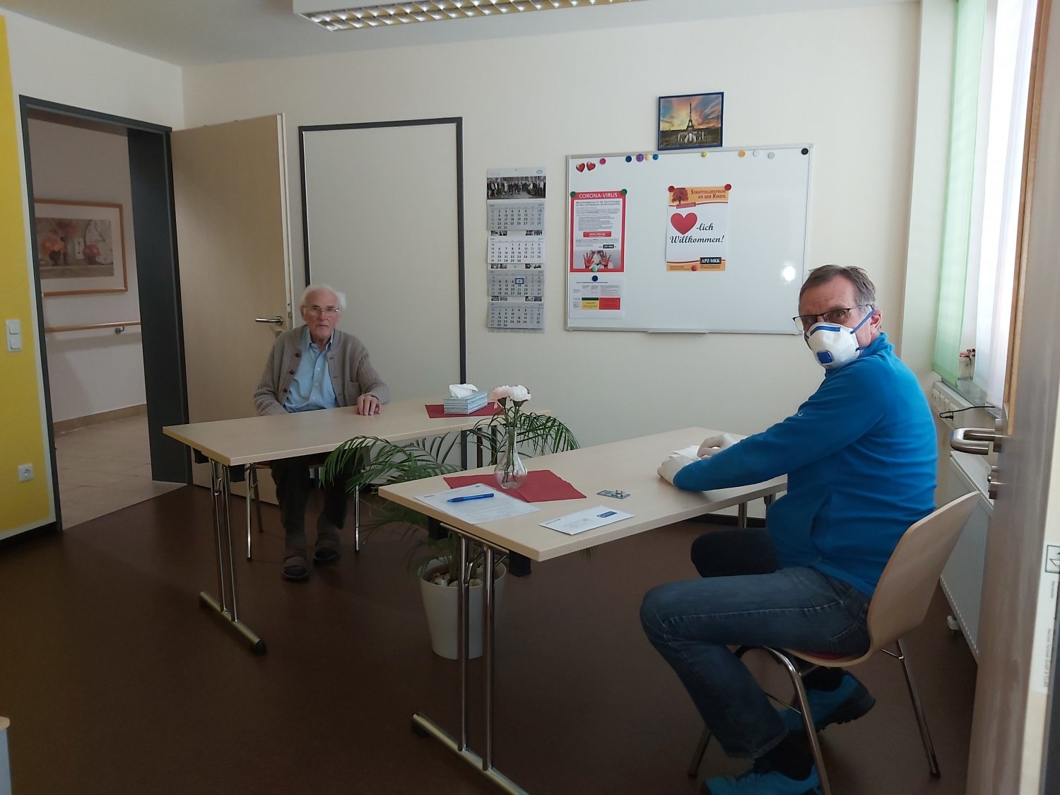 Im Stadtteilzentrum an der Kinzig in Hanau, freut sich Herr Boos über den langerwarteten Besuch seines Sohnes.